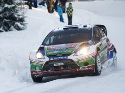 Mikko Hirvonen avanza sobre el camino nevado en Karsltad, Suecia. AFP  /