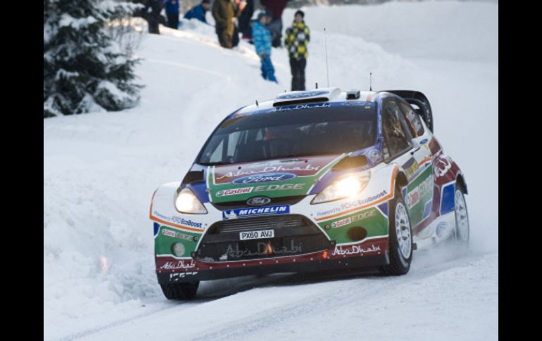 Mikko Hirvonen avanza sobre el camino nevado en Karsltad, Suecia. AFP  /