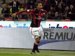 Robinho baila luego de una de sus anotaciones en el partido del Milán. REUTERS  /