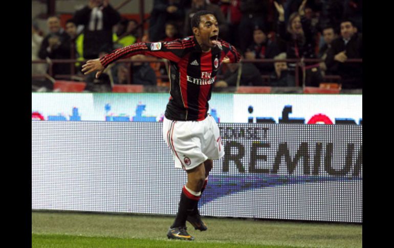 Robinho baila luego de una de sus anotaciones en el partido del Milán. REUTERS  /