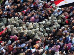 Soldados egipcios caminan entre los manifestantes mientras intentan abrir paso a los vehículos en el plaza Tahrir. EFE  /