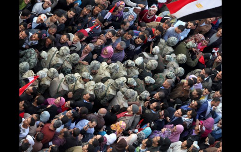 Soldados egipcios caminan entre los manifestantes mientras intentan abrir paso a los vehículos en el plaza Tahrir. EFE  /