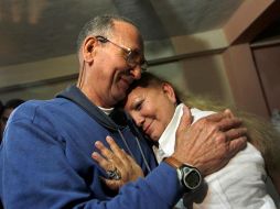 Héctor Maseda abraza a su esposa, Laura Pollán, líder de las Damas de Blanco. REUTERS  /