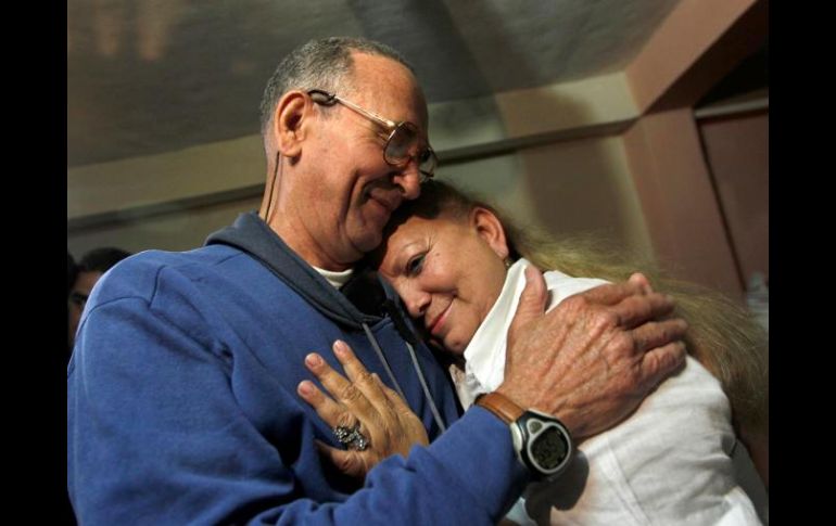 Héctor Maseda abraza a su esposa, Laura Pollán, líder de las Damas de Blanco. REUTERS  /