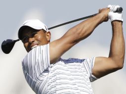 Tiger Woods observa su tiro de salida en el hoyo tres. AP  /