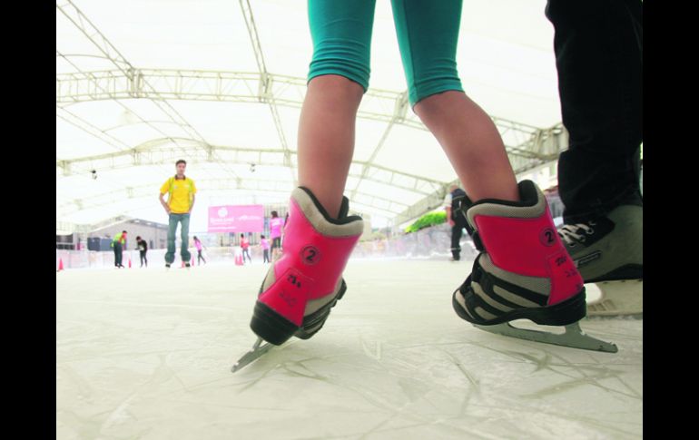 La pista de hielo ha llamado la atención de los tapatíos. A.GARCÍA  /