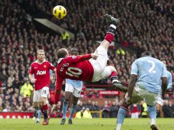 Rooney conecta de chilena para vencer la cabaña del Manchester City. AP  /