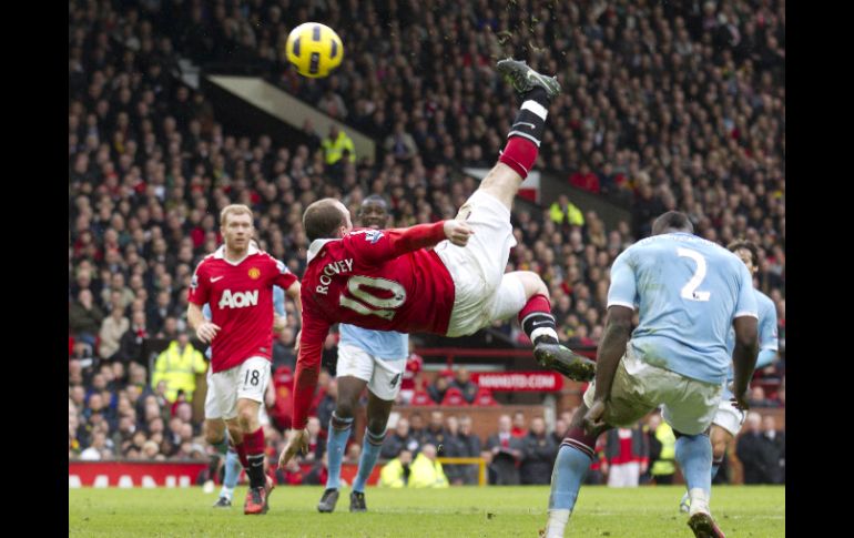 Rooney conecta de chilena para vencer la cabaña del Manchester City. AP  /