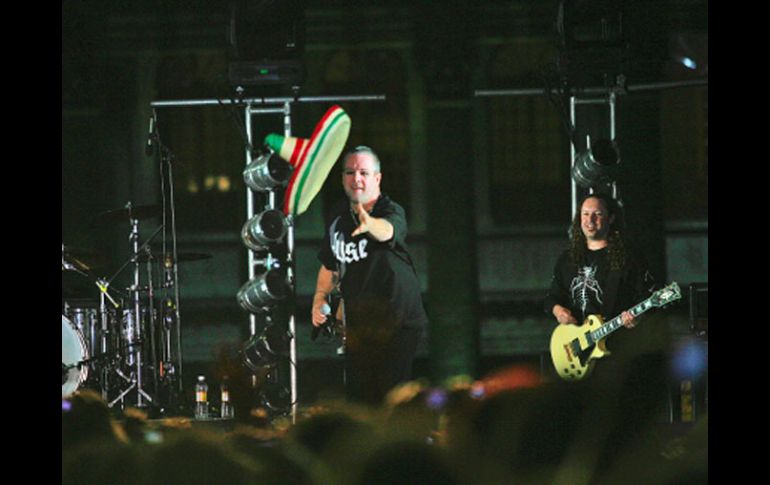 José Fors lanza un sombrero mexicano en el concierto que conmemora el 469 cumpleaños de Guadalajara. A. GARCÍA  /