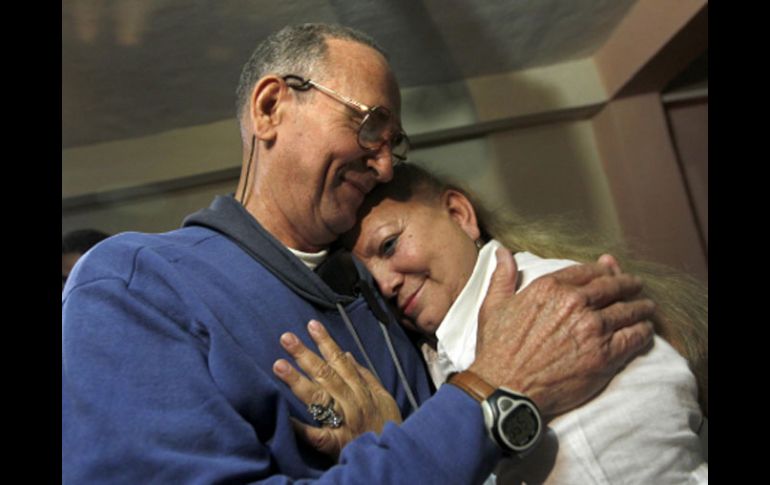 El opositor Héctor Maseda abraza a su esposa, Laura Pollán, una de las lideresas de las Damas de Blanco. EFE  /