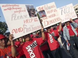 Manifestantes  portan pancartas con lemas como ''Que el mundo nos ayude, necesitamos democracia''. EFE  /