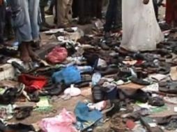 Zapatos y pertenencias se quedan durante la estampida en Port Harcourt. REUTERS  /