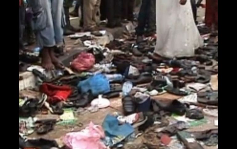 Zapatos y pertenencias se quedan durante la estampida en Port Harcourt. REUTERS  /