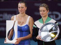 Petra Kvitova y Kim Clijsters muestran sus trofeos. REUTERS  /