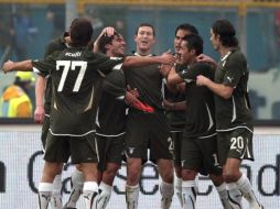 Los jugadores del Lazio festejando una de las dos anotaciones de su equipo. AP  /