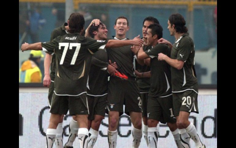 Los jugadores del Lazio festejando una de las dos anotaciones de su equipo. AP  /