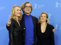 El director alemán Wim Wenders posa con las bailarinas del teatro de la danza Ensemble Wuppertal Pina Bausch. EFE  /