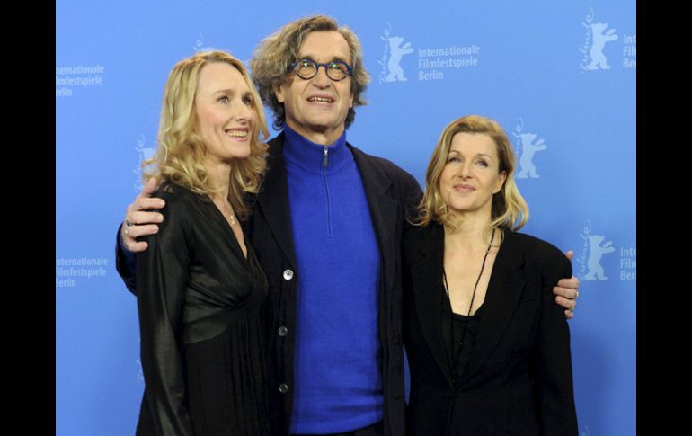 El director alemán Wim Wenders posa con las bailarinas del teatro de la danza Ensemble Wuppertal Pina Bausch. EFE  /