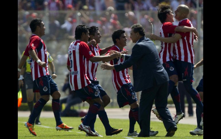 El único punto conseguido por los equipos jalisicienses fue el que Chivas se llevó por su empate ante Pumas. MEXSPORT  /