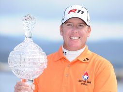 P. A. Points sostiene el trofeo del torneo que gana hoy, en Pebbles Beach, California. AFP  /