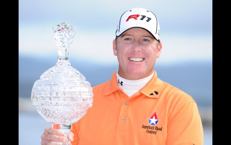 P. A. Points sostiene el trofeo del torneo que gana hoy, en Pebbles Beach, California. AFP  /