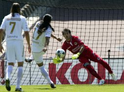 Luis Michel (rojo) recuesta hacia su costado derecho para detener el disparo penal de Palencia (17). MEXSPORT  /