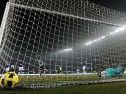 Jugadores de la Juventus (de blanco y negro) festejan, ante la tristeza de los del Inter. AFP  /