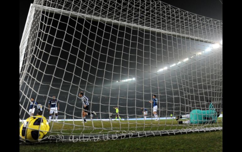 Jugadores de la Juventus (de blanco y negro) festejan, ante la tristeza de los del Inter. AFP  /