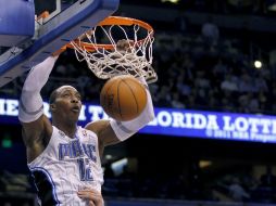 Dwight Howard (12), del Magic de Orlando, sume el balón. REUTERS  /