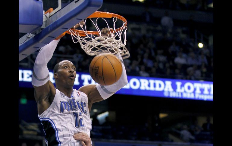 Dwight Howard (12), del Magic de Orlando, sume el balón. REUTERS  /