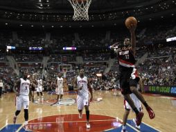 El ofensivo de Portland, LaMarcus Aldridge se eleva para encestar, en el partido contra los Pistones de Detroit. AP  /