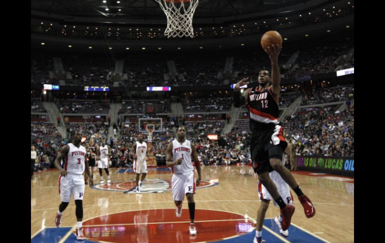 El ofensivo de Portland, LaMarcus Aldridge se eleva para encestar, en el partido contra los Pistones de Detroit. AP  /