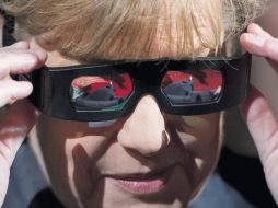 La canciller alemana Angela Merkel se colocó lentes para poder disfrutar de una jornada en la Berlinale dedicada al 3D.EFE  /