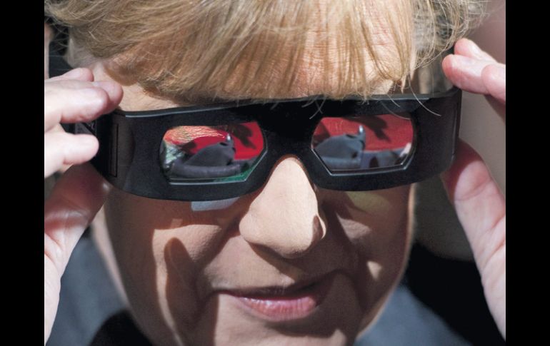 La canciller alemana Angela Merkel se colocó lentes para poder disfrutar de una jornada en la Berlinale dedicada al 3D.EFE  /