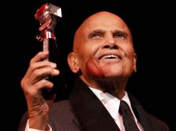 Belafonte posa sonriente con la Cámara de la Berlinale. REUTERS  /