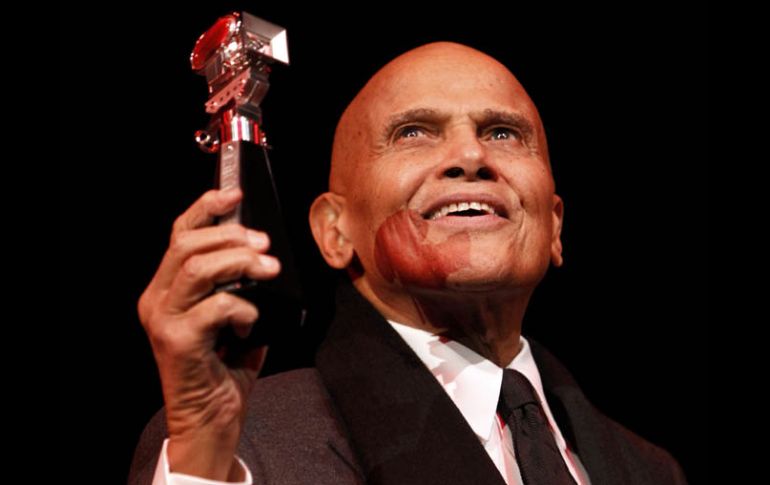 Belafonte posa sonriente con la Cámara de la Berlinale. REUTERS  /