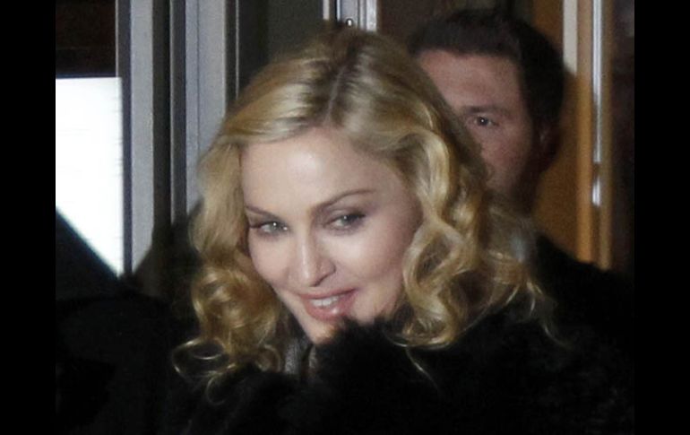 A toda prisa. Madonna pasó velozmente ante las cámaras de los fotógrafos, sin detenerse a posar, en el marco de la Berlinale. REUTERS  /