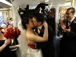 Krisy Plourde y Tom Golden se besan después de ser declarados marido y mujer en un vagón del metro de Filadelfia. AP  /