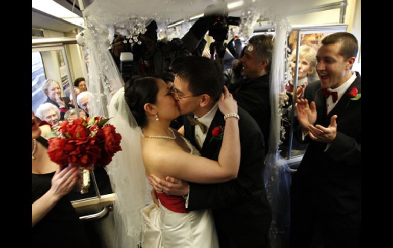 Krisy Plourde y Tom Golden se besan después de ser declarados marido y mujer en un vagón del metro de Filadelfia. AP  /