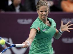 La tenista belga Kim Clijsters devuelve la pelota a la checa Petra Kvitova durante la final del torneo femenino de París. EFE  /