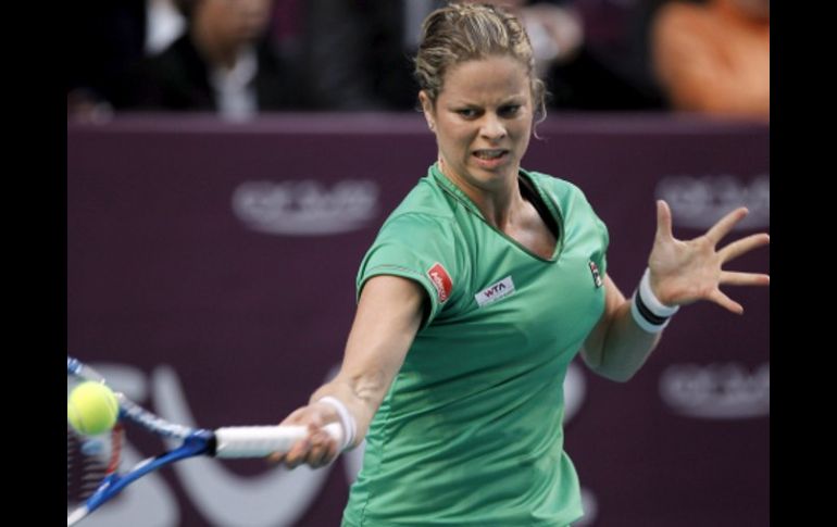 La tenista belga Kim Clijsters devuelve la pelota a la checa Petra Kvitova durante la final del torneo femenino de París. EFE  /