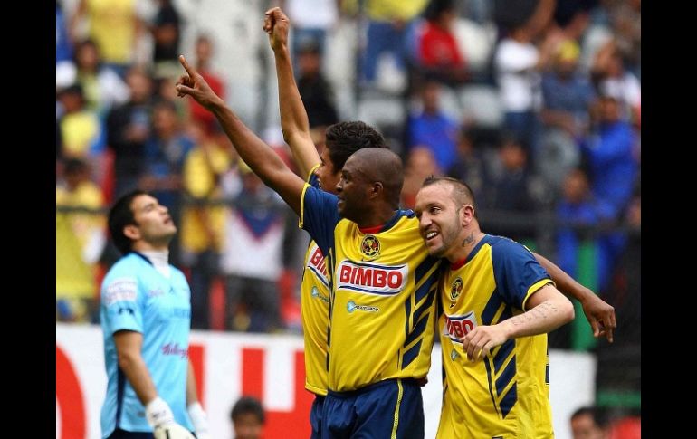 Los jugadores del conjunto de Coapa festejando una anotación en la quinta fecha del Clausura 2011. MEXSPORT  /