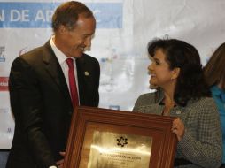 Imelda Guzmán de León recibiendo la placa a manos del director general de los Juegos Parapanamericanos 2011, Ivar Sisniega. M. FREYRIA  /