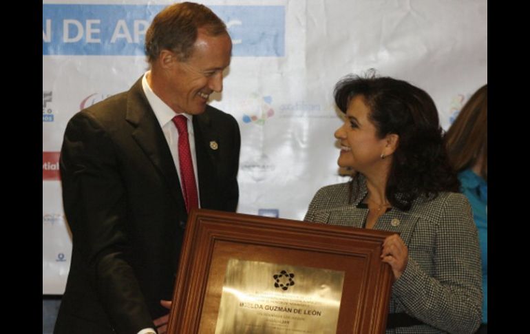 Imelda Guzmán de León recibiendo la placa a manos del director general de los Juegos Parapanamericanos 2011, Ivar Sisniega. M. FREYRIA  /