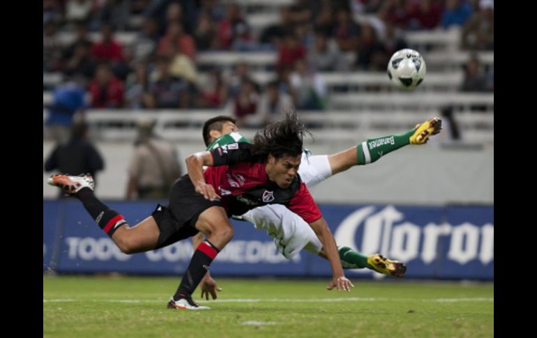 Wilman Conde buscando el control del balón en el duelo ante Santos. EFE  /