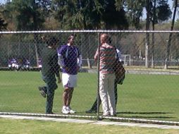 José Luis Sánchez Solá no dirigió el entrenamiento para conversar con algunos de sus jugadores. R. VELÁZQUEZ  /