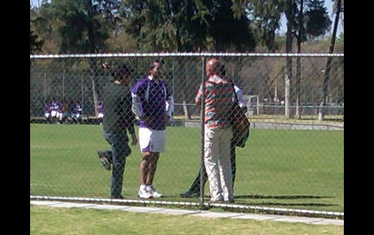 José Luis Sánchez Solá no dirigió el entrenamiento para conversar con algunos de sus jugadores. R. VELÁZQUEZ  /