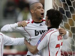 Kaká y Ronaldo festejando una anotación. AFP  /