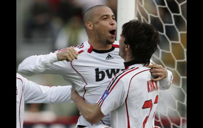 Kaká y Ronaldo festejando una anotación. AFP  /