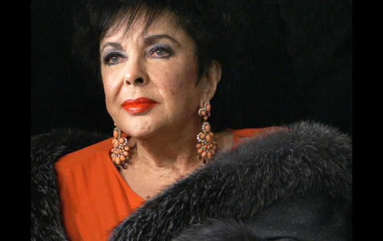 La actriz estadunidense Elizabeth Taylor deberá permanecer hospitalizada unos días más. REUTERS  /